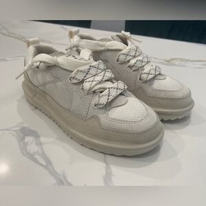 UGG Kids lo lowmel size 4